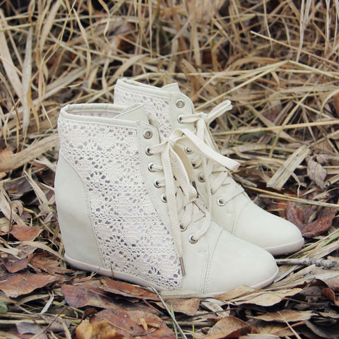 Meadow Lace Booties in Cream