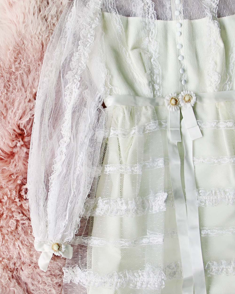 Vintage Daisy Lace Wedding Dress, Gorgeous Vintage Wedding Dresses from Spool 72. | Spool No.72 Vintage Daisy Lace Wedding Dress, Gorgeous Vintage Wedding Dresses from Spool 72. | Spool No.72